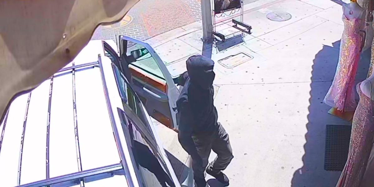 ATM Ripped from Sidewalk in Bold Heist in Los Angeles - Caught on Camera