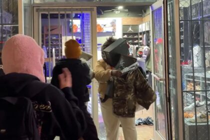 Mob Loots Oakland Store after Anti-ICE Protest; Sledgehammer used to Smash in