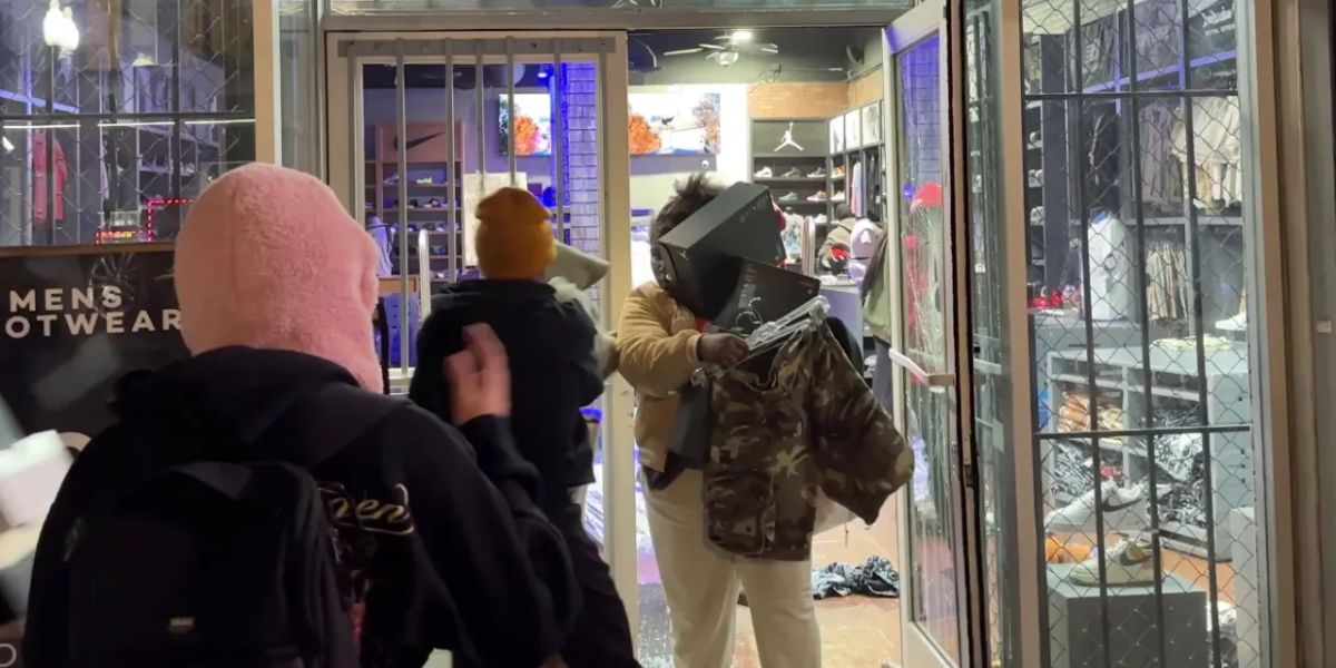 Mob Loots Oakland Store after Anti-ICE Protest; Sledgehammer used to Smash in