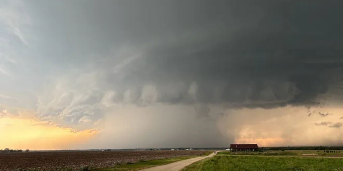 Severe weather risk issued for Southern Oklahoma and Northern Texas; Winds, Large Hail, and Tornadoes expected